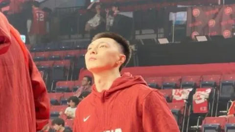 NBA官方捕捉欧文与东契奇欧洲故地重游：卢卡与凯里深情相拥🙏